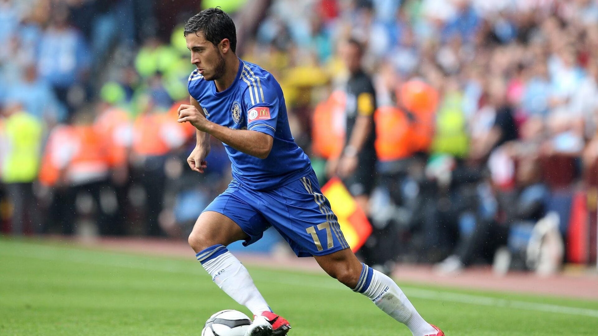 惊险比赛展开,焦灼气氛扑面而来,惊险表演